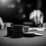 Stół do hazardu i osoby przy nim grające.